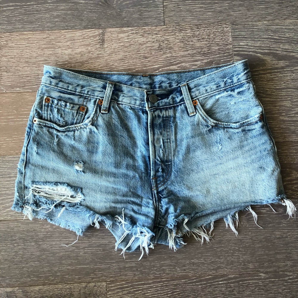 LEVI’S JEAN SHORTS